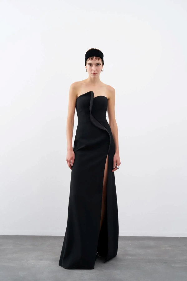 ASİMETRİK YAKA YIRTMAÇLI UZUN ABİYE ELBİSE