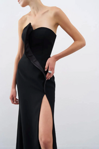 ASİMETRİK YAKA YIRTMAÇLI UZUN ABİYE ELBİSE