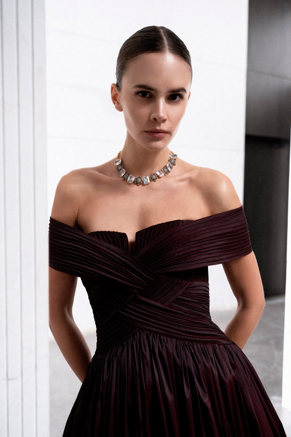 GÖGÜS DEKOLTELİ OMZU AÇIK ABİYE UZUN ELBİSE