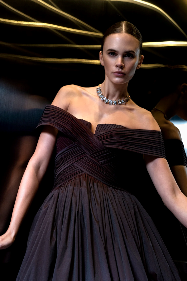 GÖGÜS DEKOLTELİ OMZU AÇIK ABİYE UZUN ELBİSE