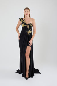 TAŞLI TEK KOL YIRTMAÇLI MİNİ ETEKLI YIRTMAÇLI ABİYE ELBİSE