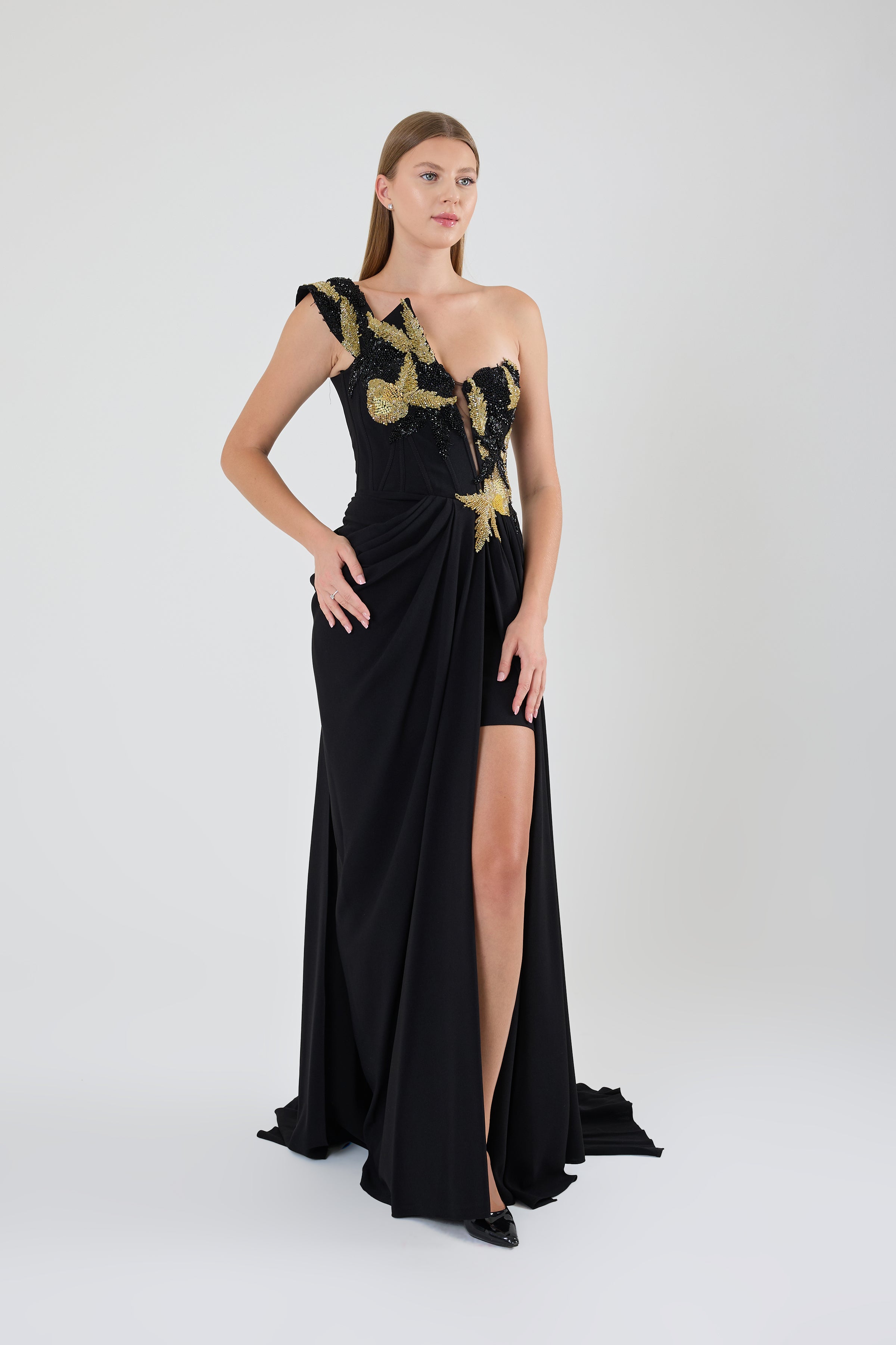 TAŞLI TEK KOL YIRTMAÇLI MİNİ ETEKLI YIRTMAÇLI ABİYE ELBİSE