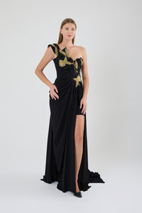 TAŞLI TEK KOL YIRTMAÇLI MİNİ ETEKLI YIRTMAÇLI ABİYE ELBİSE