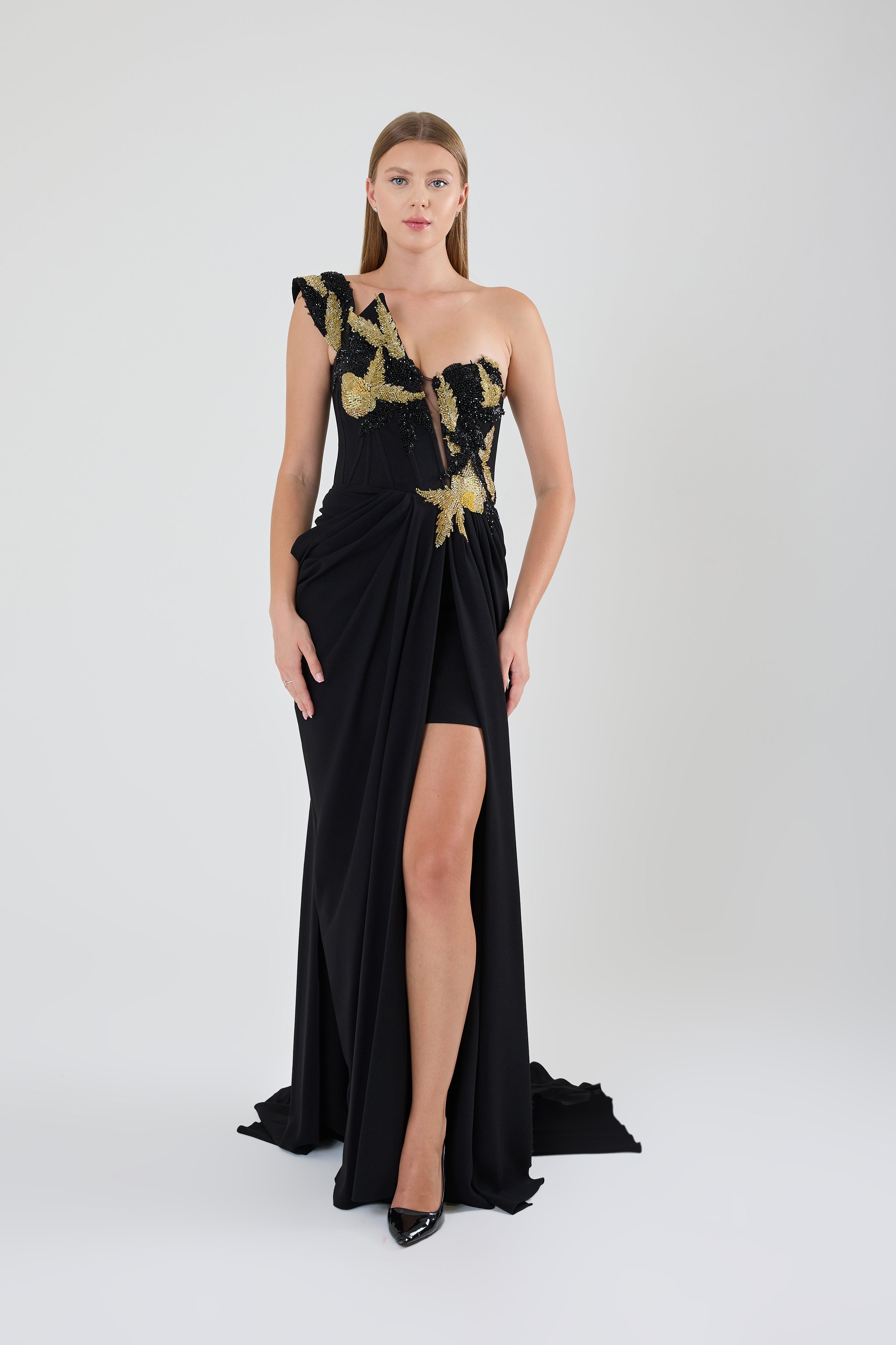 TAŞLI TEK KOL YIRTMAÇLI MİNİ ETEKLI YIRTMAÇLI ABİYE ELBİSE