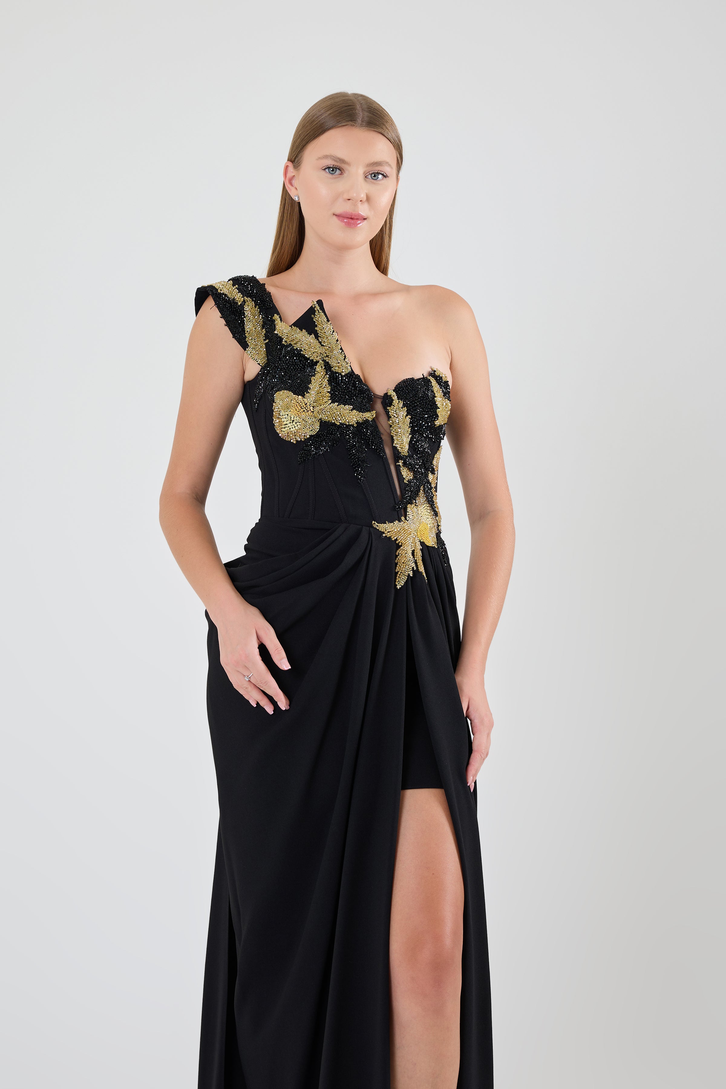 TAŞLI TEK KOL YIRTMAÇLI MİNİ ETEKLI YIRTMAÇLI ABİYE ELBİSE