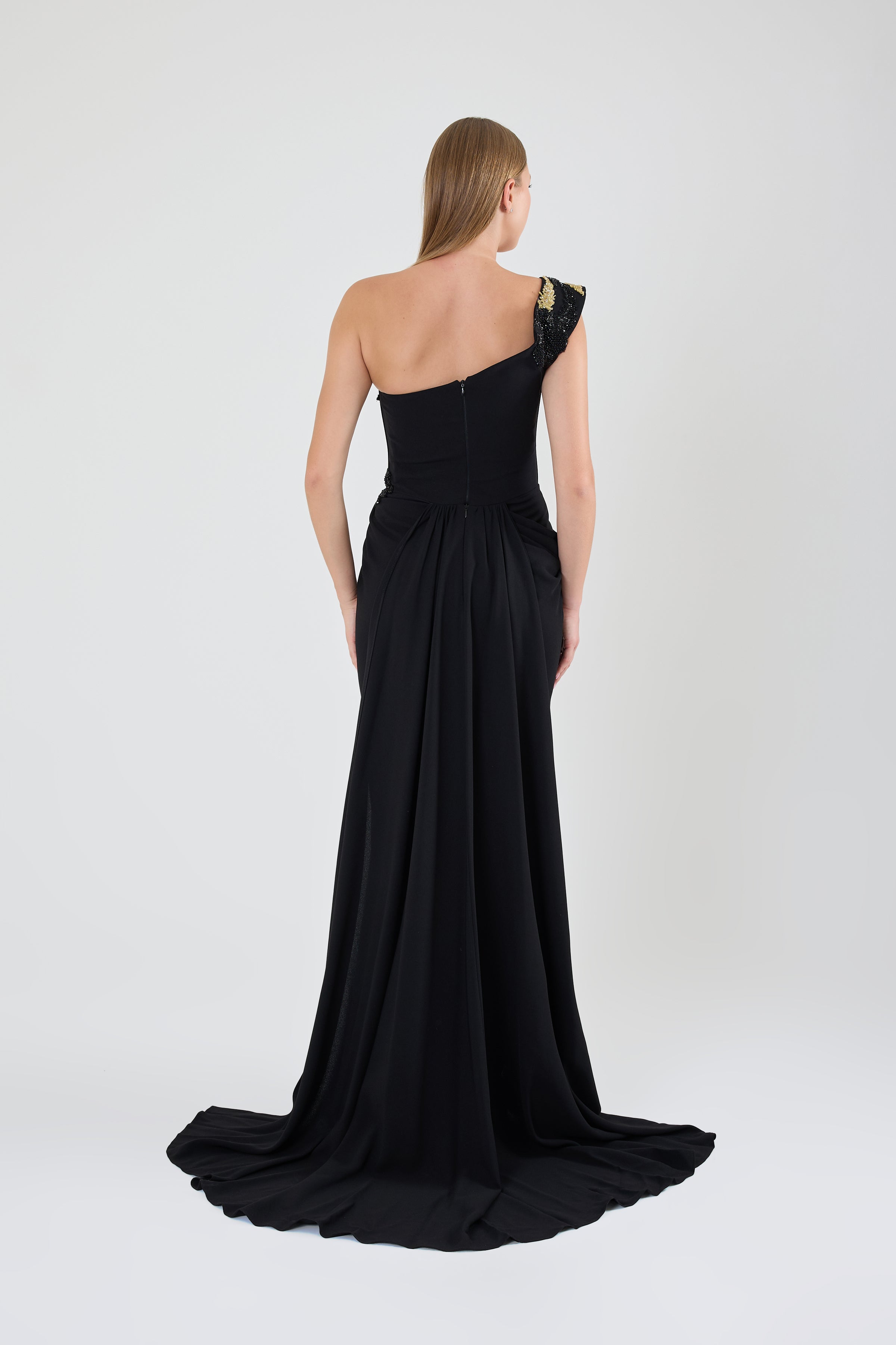 TAŞLI TEK KOL YIRTMAÇLI MİNİ ETEKLI YIRTMAÇLI ABİYE ELBİSE