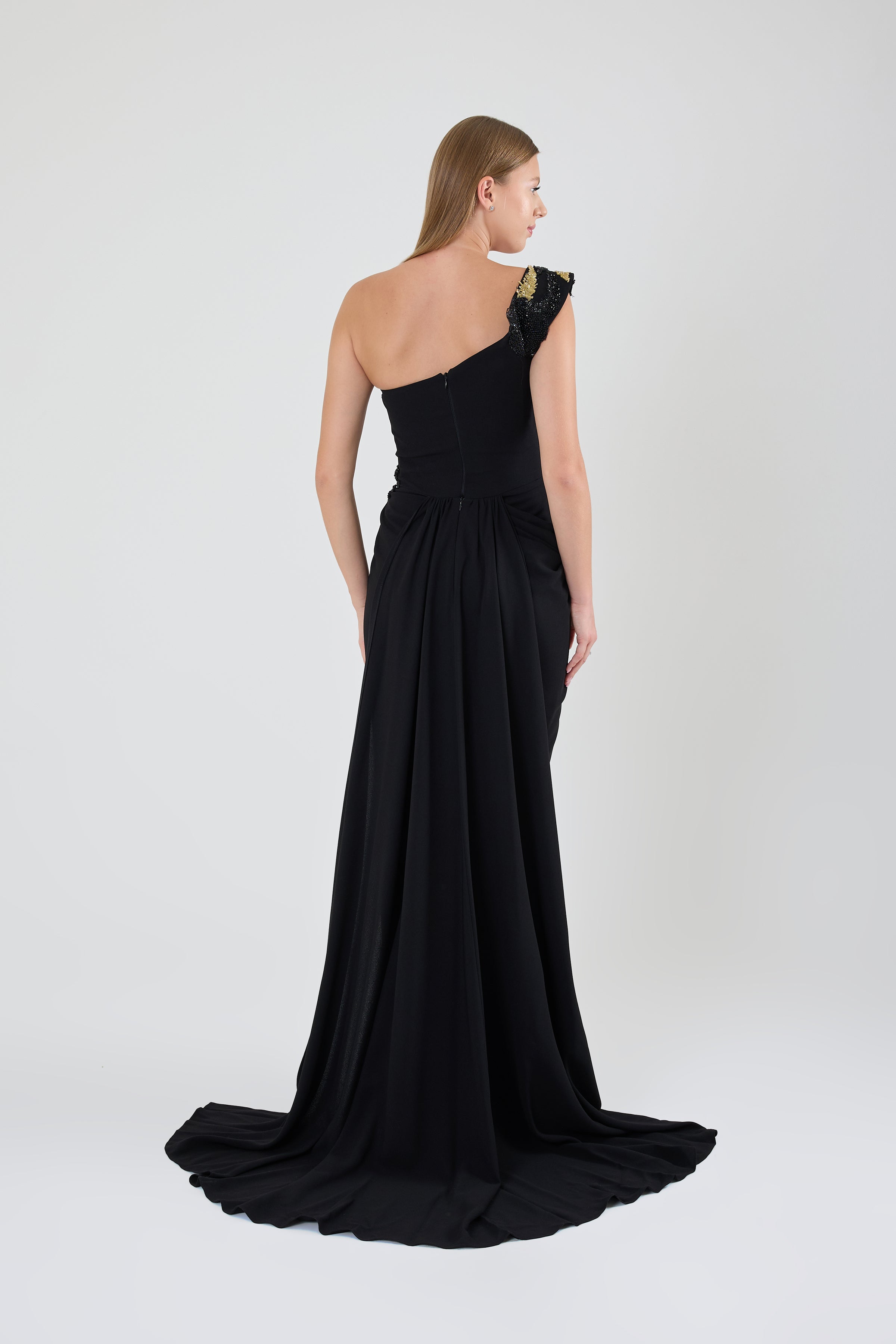 TAŞLI TEK KOL YIRTMAÇLI MİNİ ETEKLI YIRTMAÇLI ABİYE ELBİSE