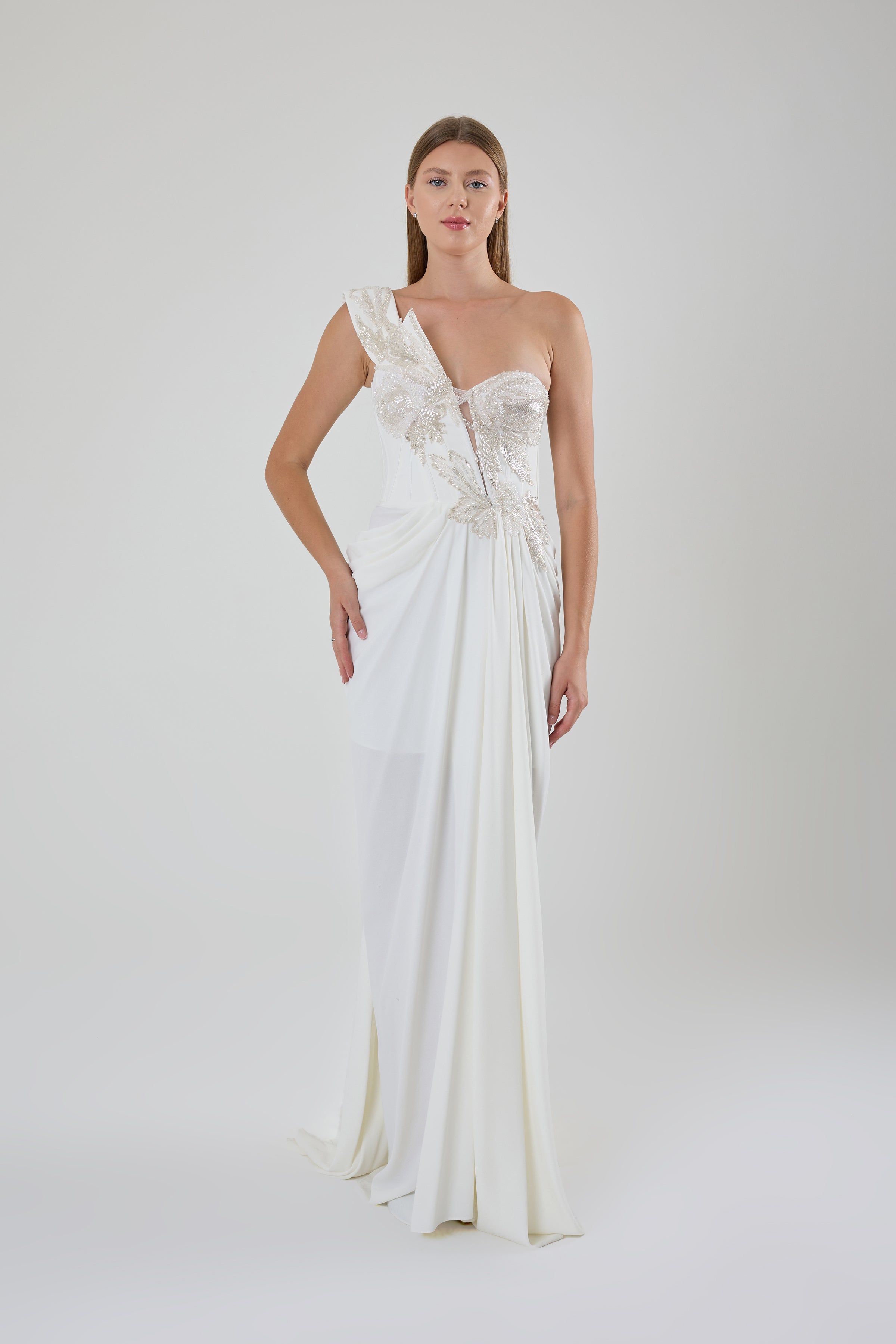 TAŞLI TEK KOL YIRTMAÇLI MİNİ ETEKLI YIRTMAÇLI ABİYE ELBİSE