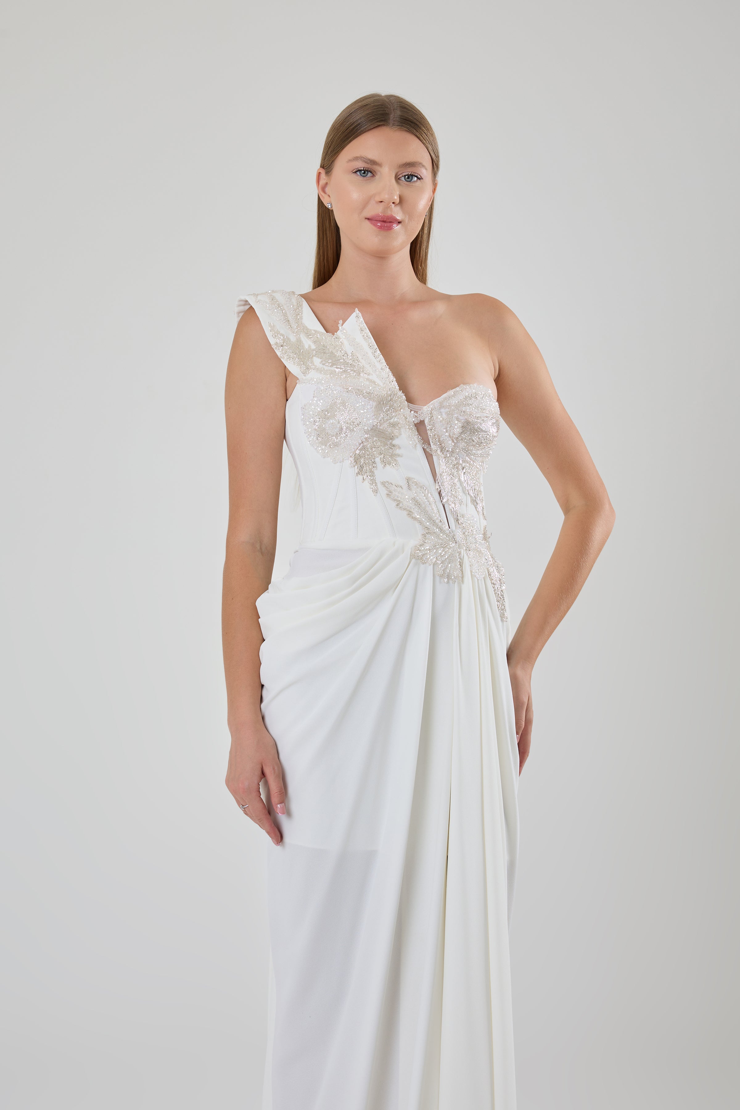 TAŞLI TEK KOL YIRTMAÇLI MİNİ ETEKLI YIRTMAÇLI ABİYE ELBİSE