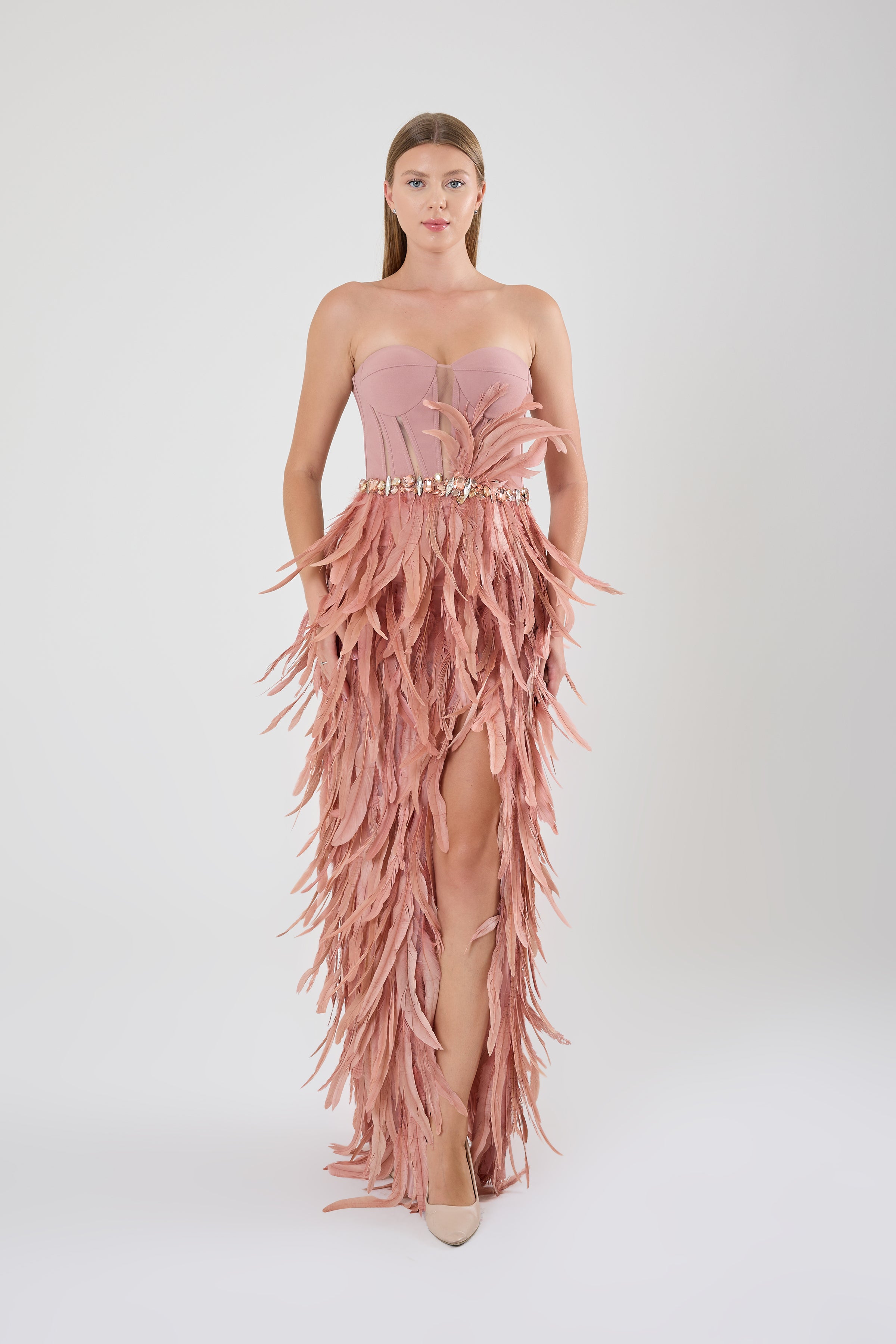 KADIN ABİYE STRAPLEZ TÜYLÜ YIRTMAÇLI ELBİSE