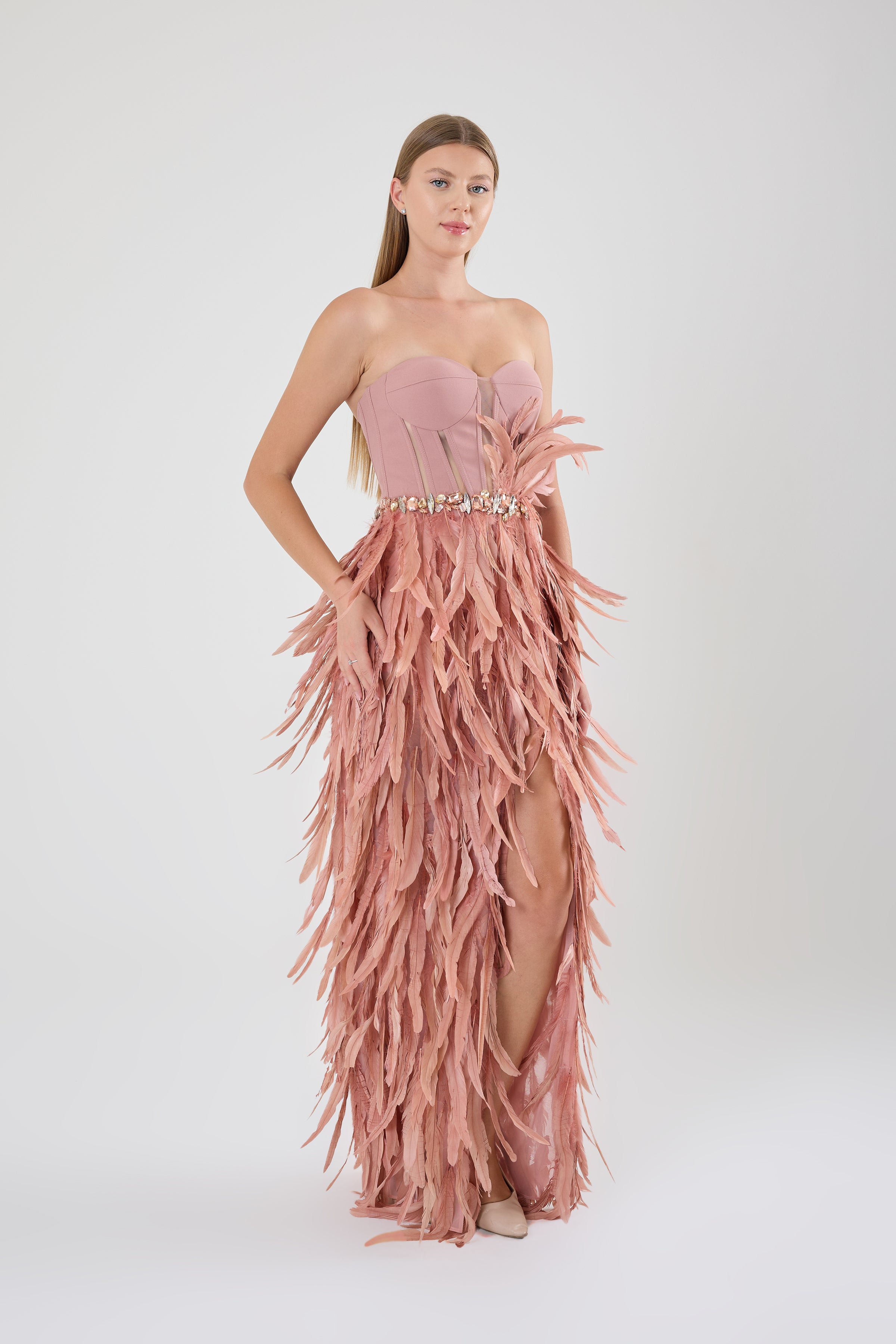 KADIN ABİYE STRAPLEZ TÜYLÜ YIRTMAÇLI ELBİSE