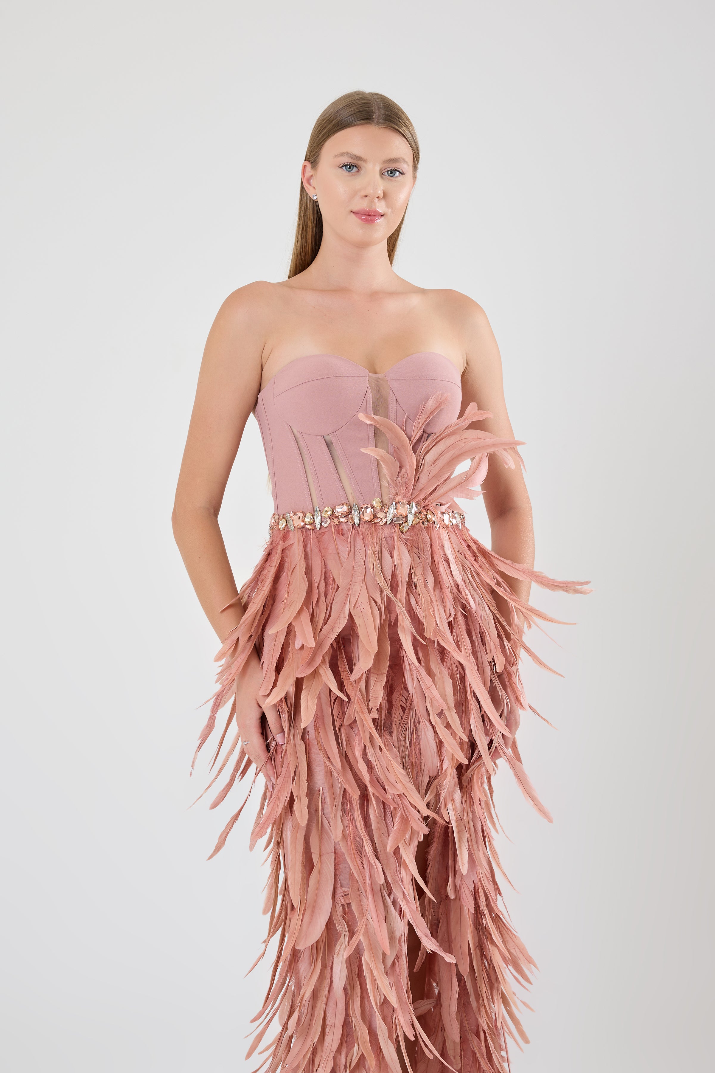 KADIN ABİYE STRAPLEZ TÜYLÜ YIRTMAÇLI ELBİSE