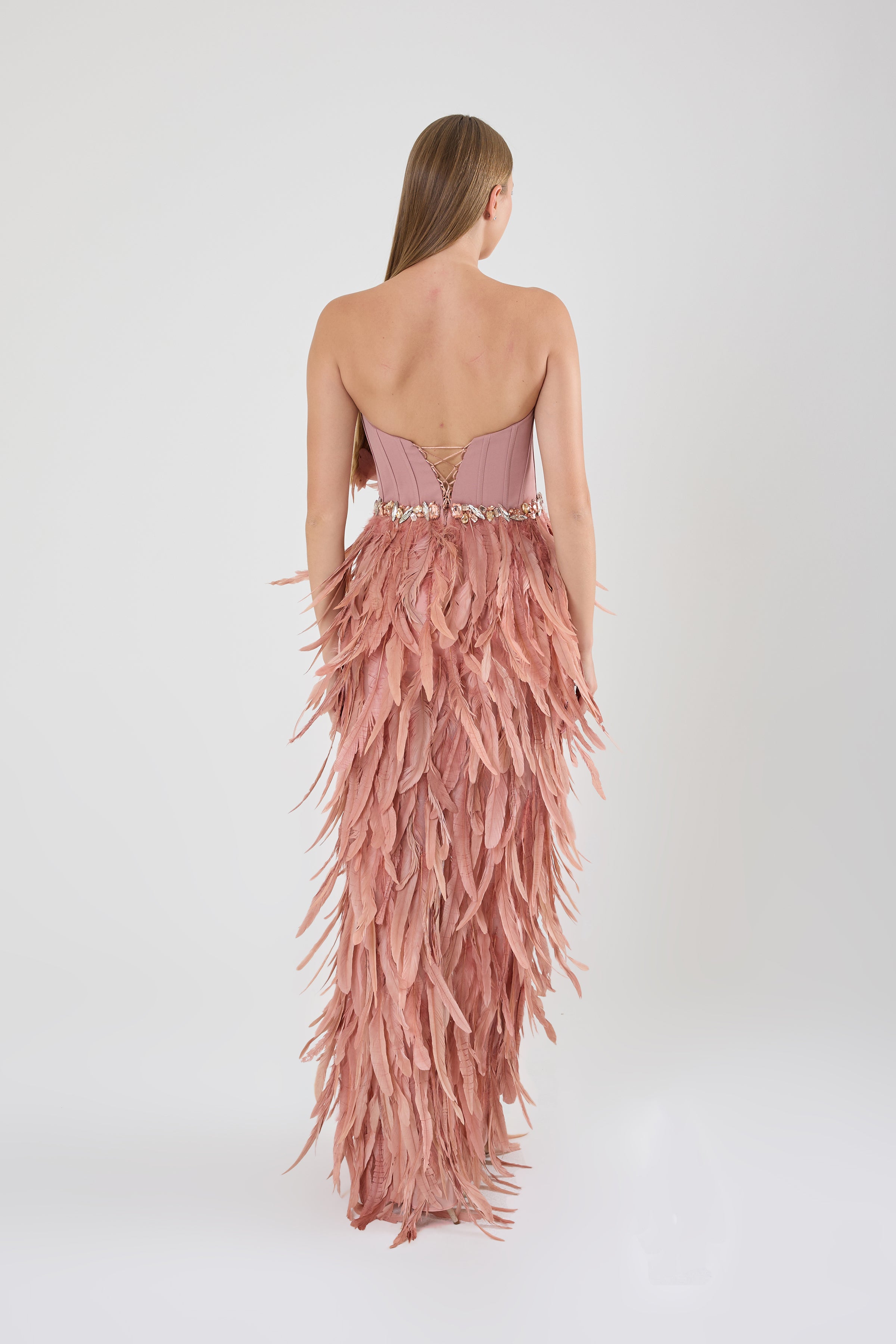 KADIN ABİYE STRAPLEZ TÜYLÜ YIRTMAÇLI ELBİSE