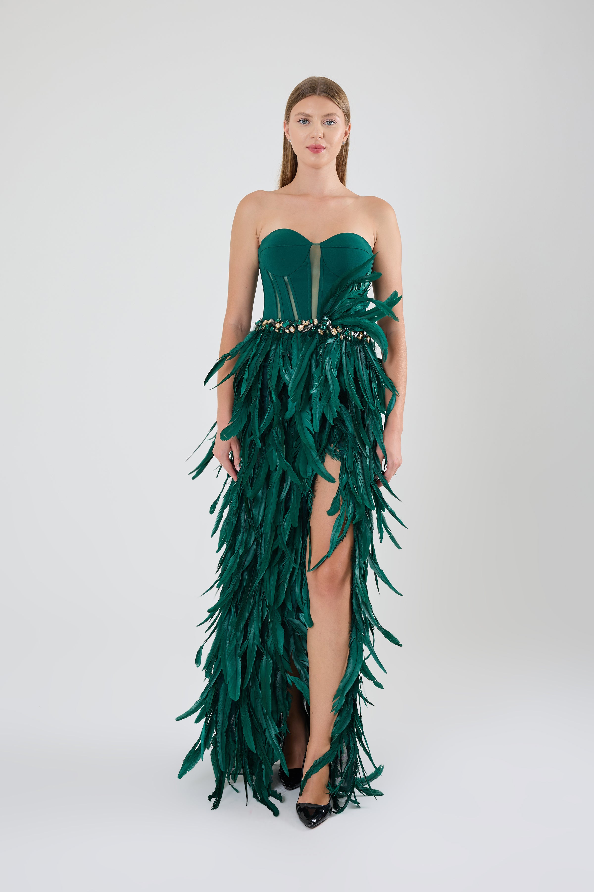 KADIN ABİYE STRAPLEZ TÜYLÜ YIRTMAÇLI ELBİSE