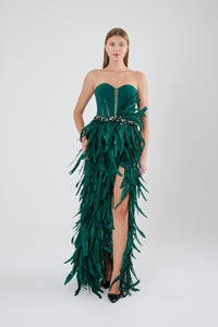 KADIN ABİYE STRAPLEZ TÜYLÜ YIRTMAÇLI ELBİSE