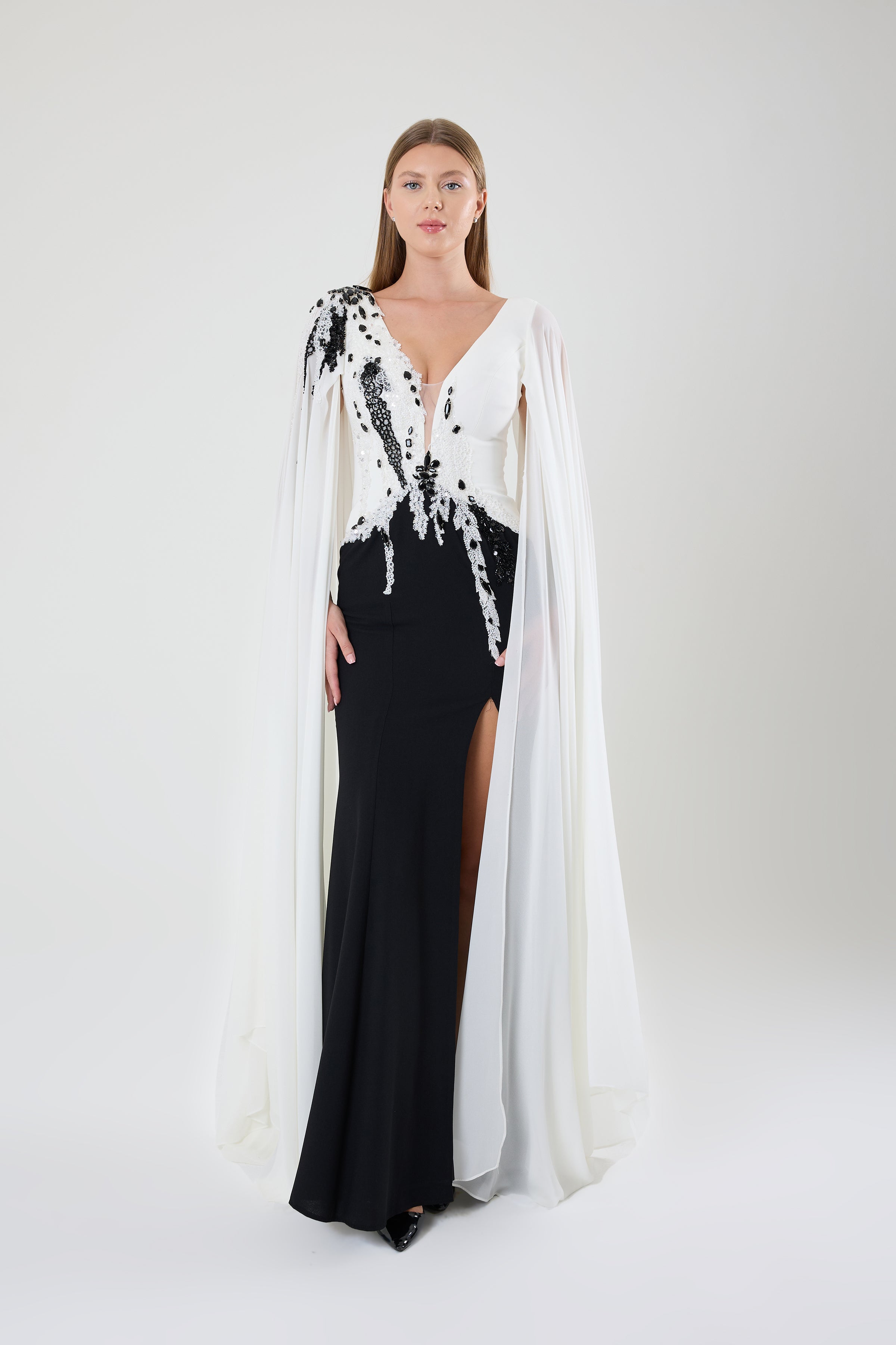 TAŞ İŞLEME DETAYLI YIRTMAÇLI PELERİN KOLLU UZUN ABİYE ELBİSE