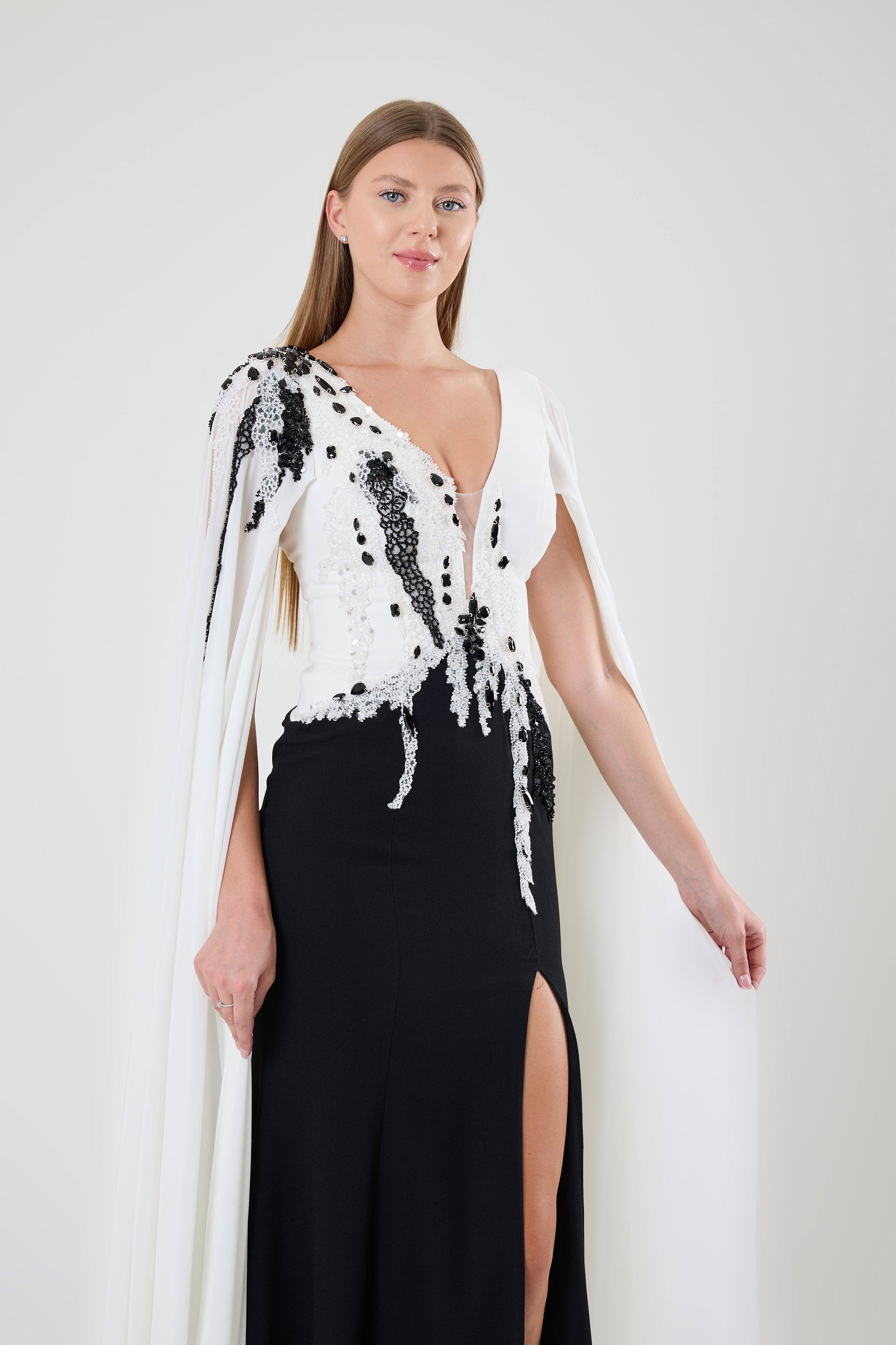 TAŞ İŞLEME DETAYLI YIRTMAÇLI PELERİN KOLLU UZUN ABİYE ELBİSE