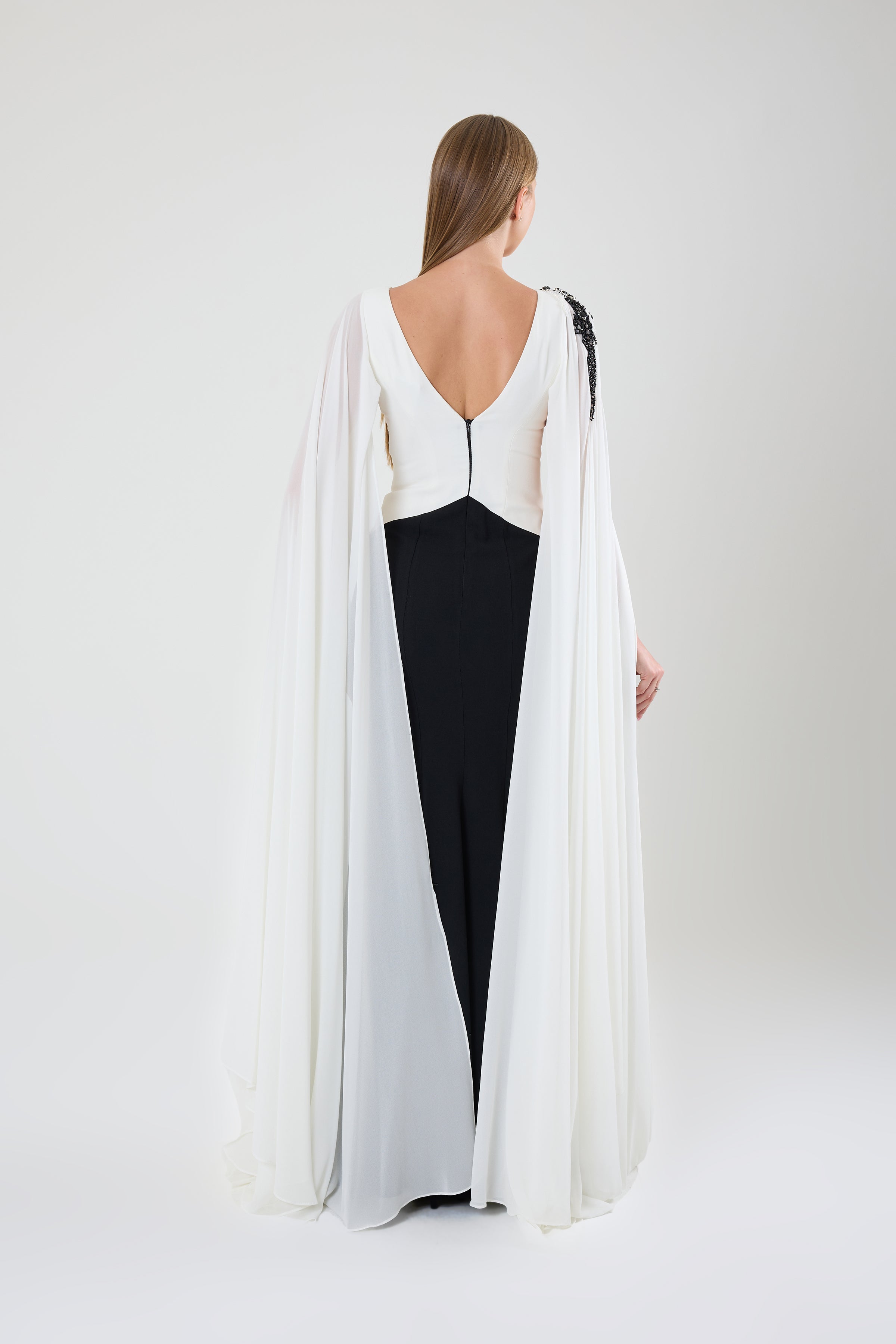 TAŞ İŞLEME DETAYLI YIRTMAÇLI PELERİN KOLLU UZUN ABİYE ELBİSE