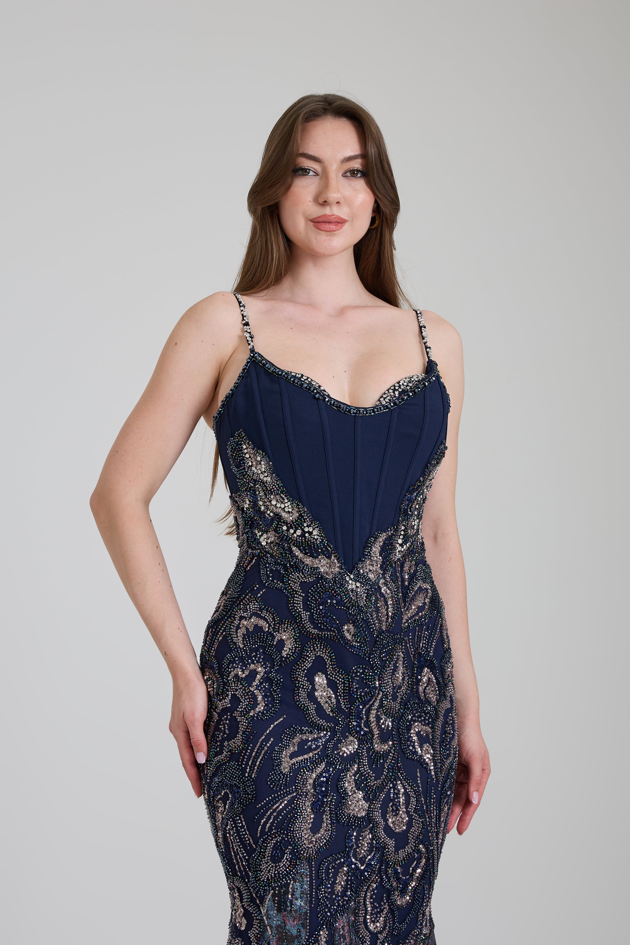 İNCE ASKILI İŞLEME DETAYLI UZUN ABİYE ELBİSE