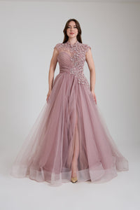 TAŞ DETAYLI DEKOLTELİ UZUN YIRTMAÇLI KABARIK ABİYE ELBİSE