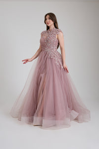 TAŞ DETAYLI DEKOLTELİ UZUN YIRTMAÇLI KABARIK ABİYE ELBİSE