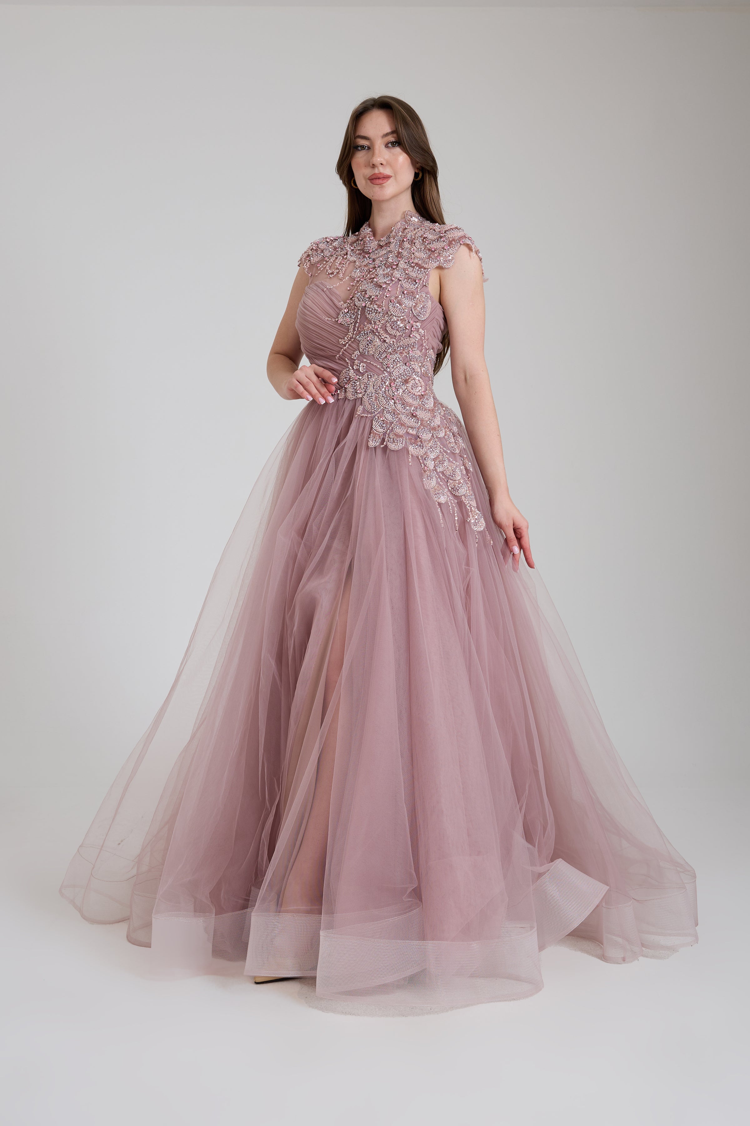 TAŞ DETAYLI DEKOLTELİ UZUN YIRTMAÇLI KABARIK ABİYE ELBİSE