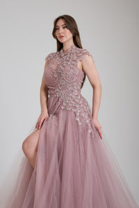 TAŞ DETAYLI DEKOLTELİ UZUN YIRTMAÇLI KABARIK ABİYE ELBİSE