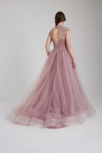 TAŞ DETAYLI DEKOLTELİ UZUN YIRTMAÇLI KABARIK ABİYE ELBİSE