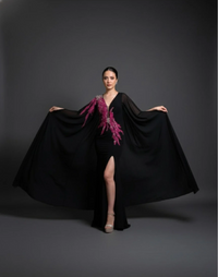 TAŞ İŞLEME DETAYLI YIRTMAÇLI PELERİN KOLLU UZUN ABİYE ELBİSE