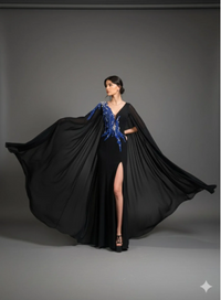 TAŞ İŞLEME DETAYLI YIRTMAÇLI PELERİN KOLLU UZUN ABİYE ELBİSE