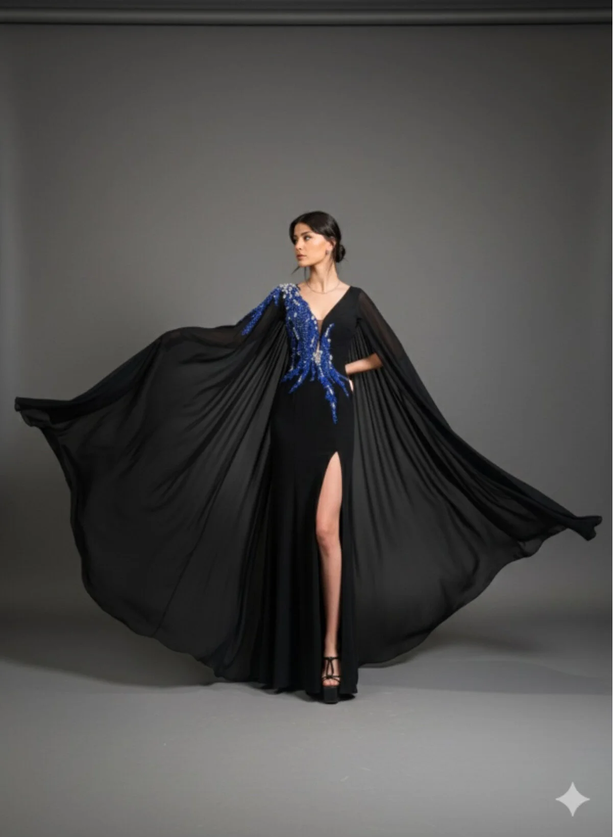 TAŞ İŞLEME DETAYLI YIRTMAÇLI PELERİN KOLLU UZUN ABİYE ELBİSE