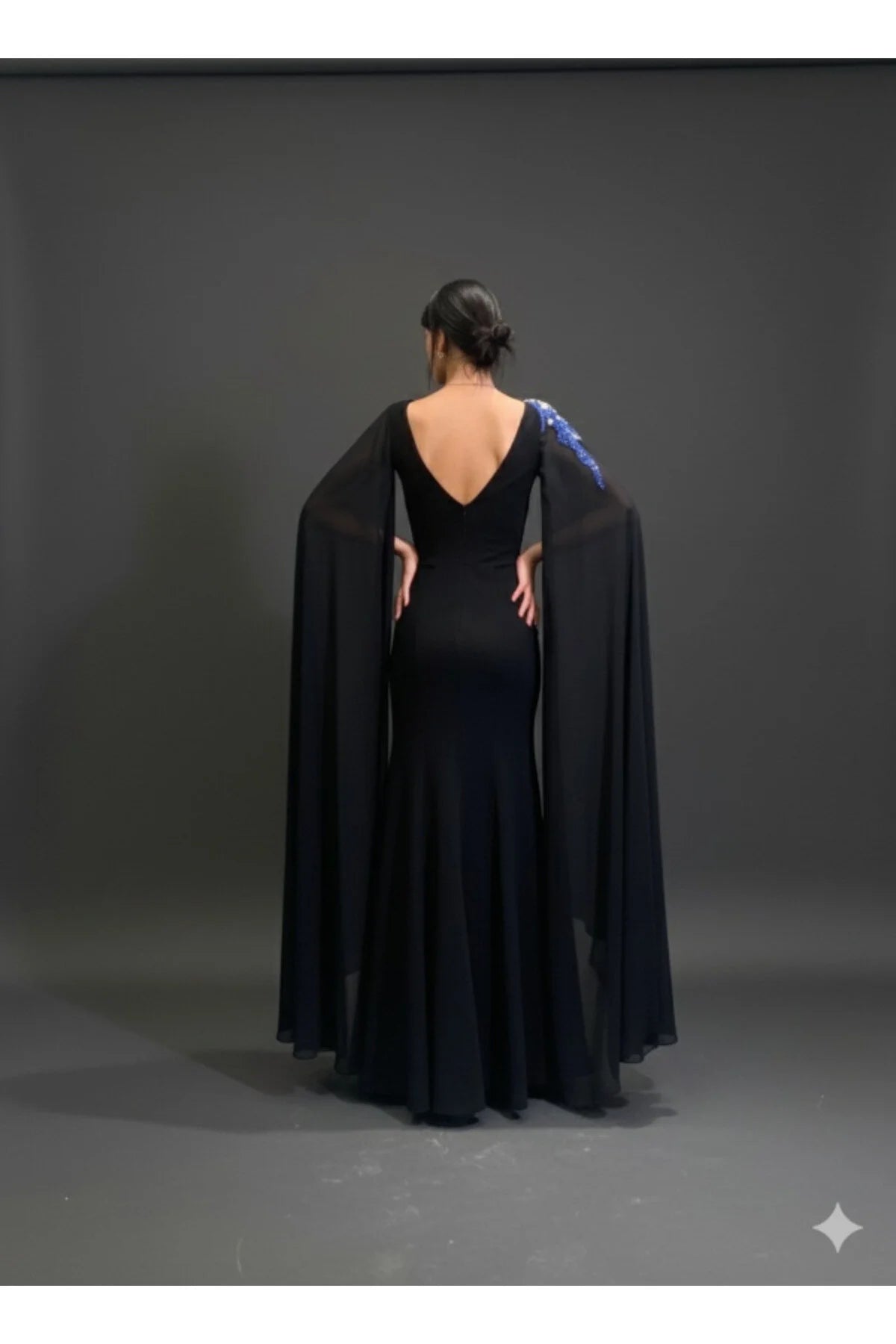 TAŞ İŞLEME DETAYLI YIRTMAÇLI PELERİN KOLLU UZUN ABİYE ELBİSE