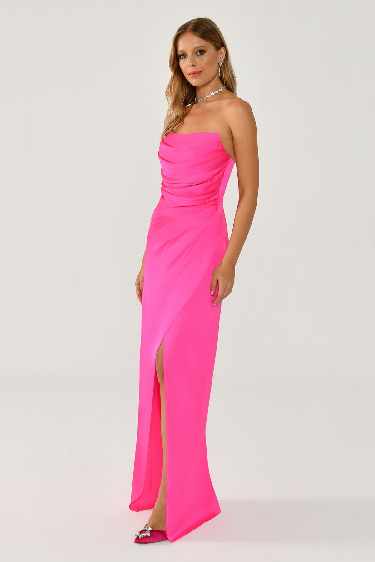 STRAPLEZ SATEN DEGAJE YAKA UZUN YIRTMAÇLI UZUN ABİYE