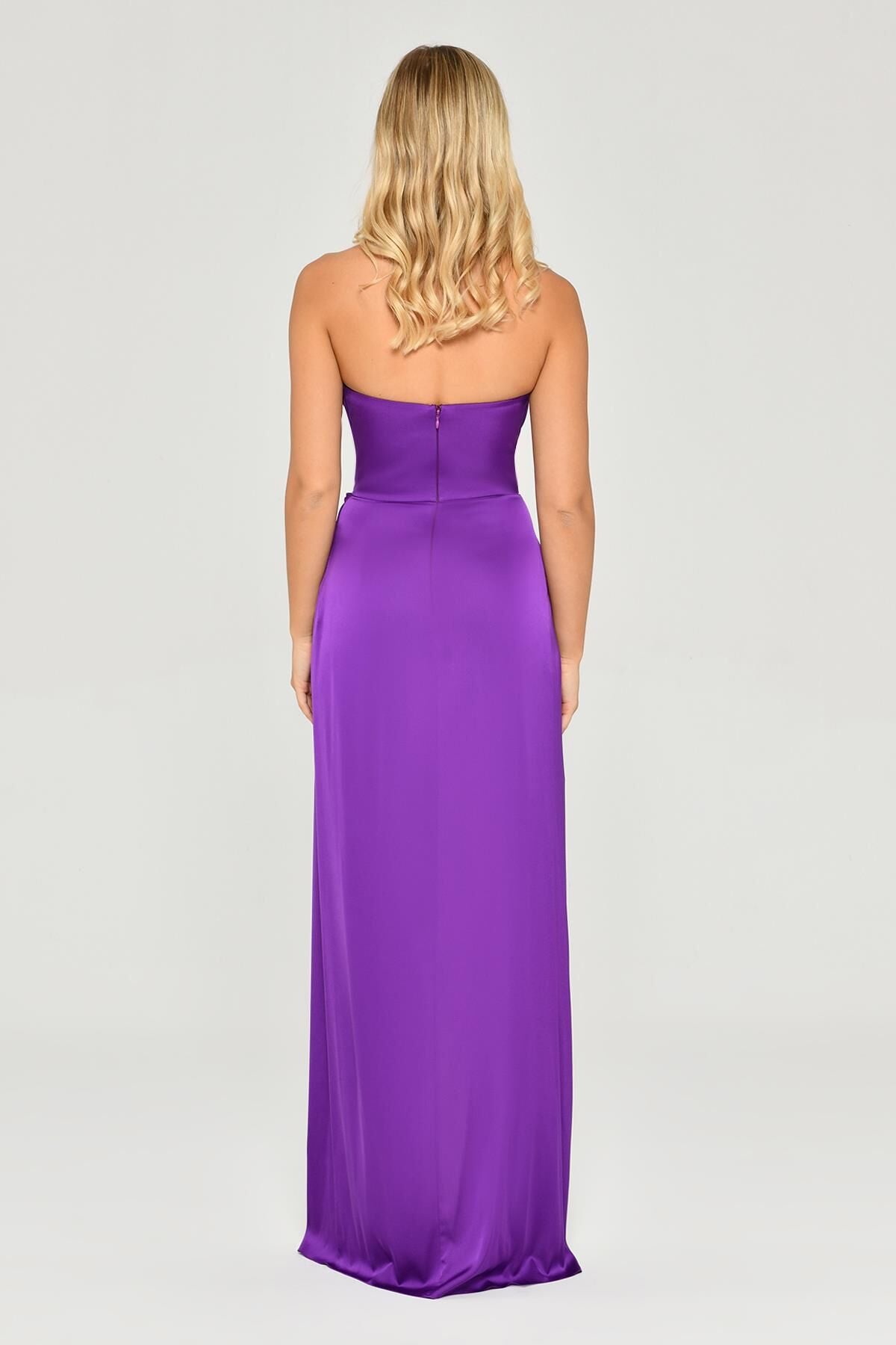 STRAPLEZ SATEN DEGAJE YAKA UZUN YIRTMAÇLI UZUN ABİYE