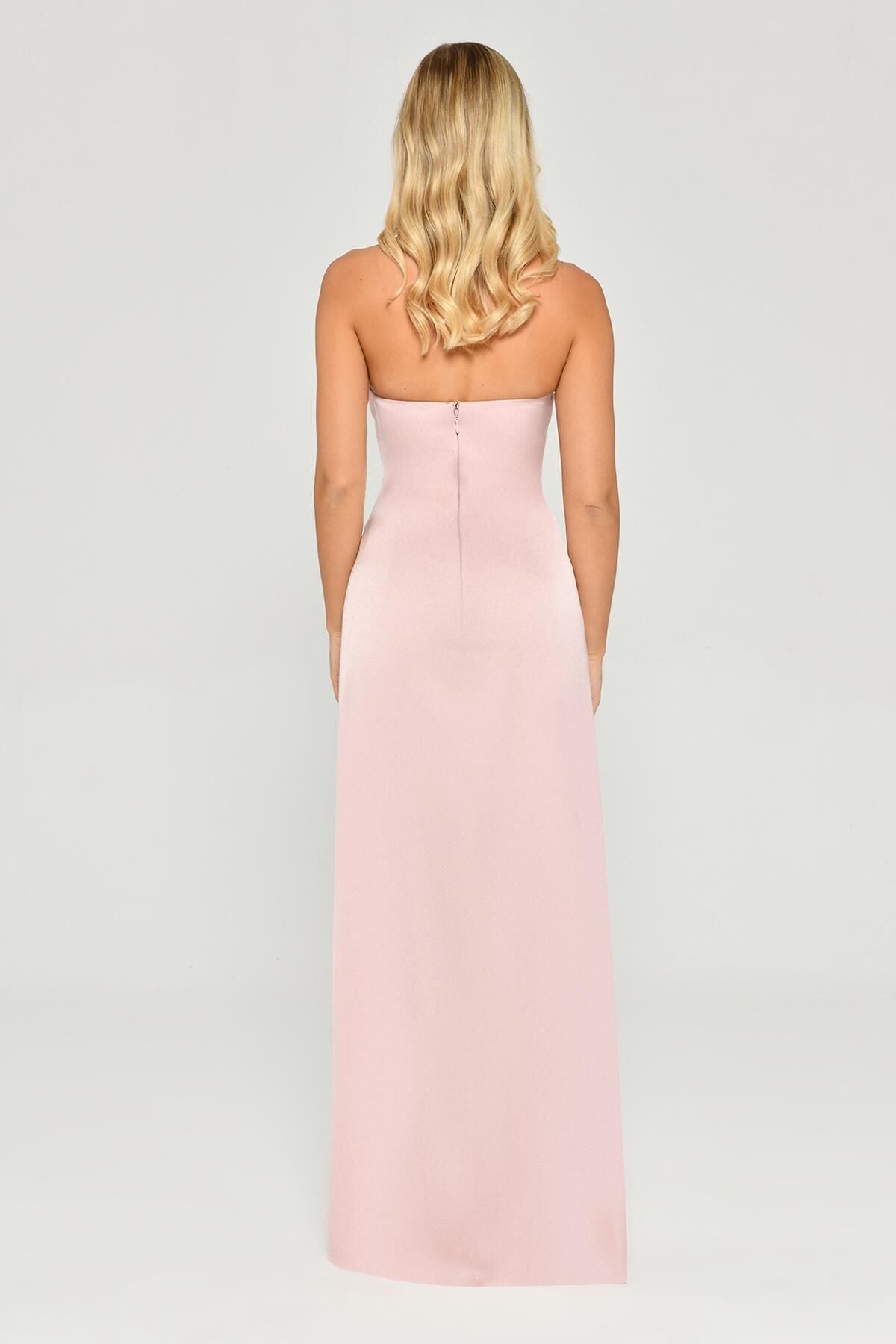 STRAPLEZ SATEN DEGAJE YAKA UZUN YIRTMAÇLI UZUN ABİYE