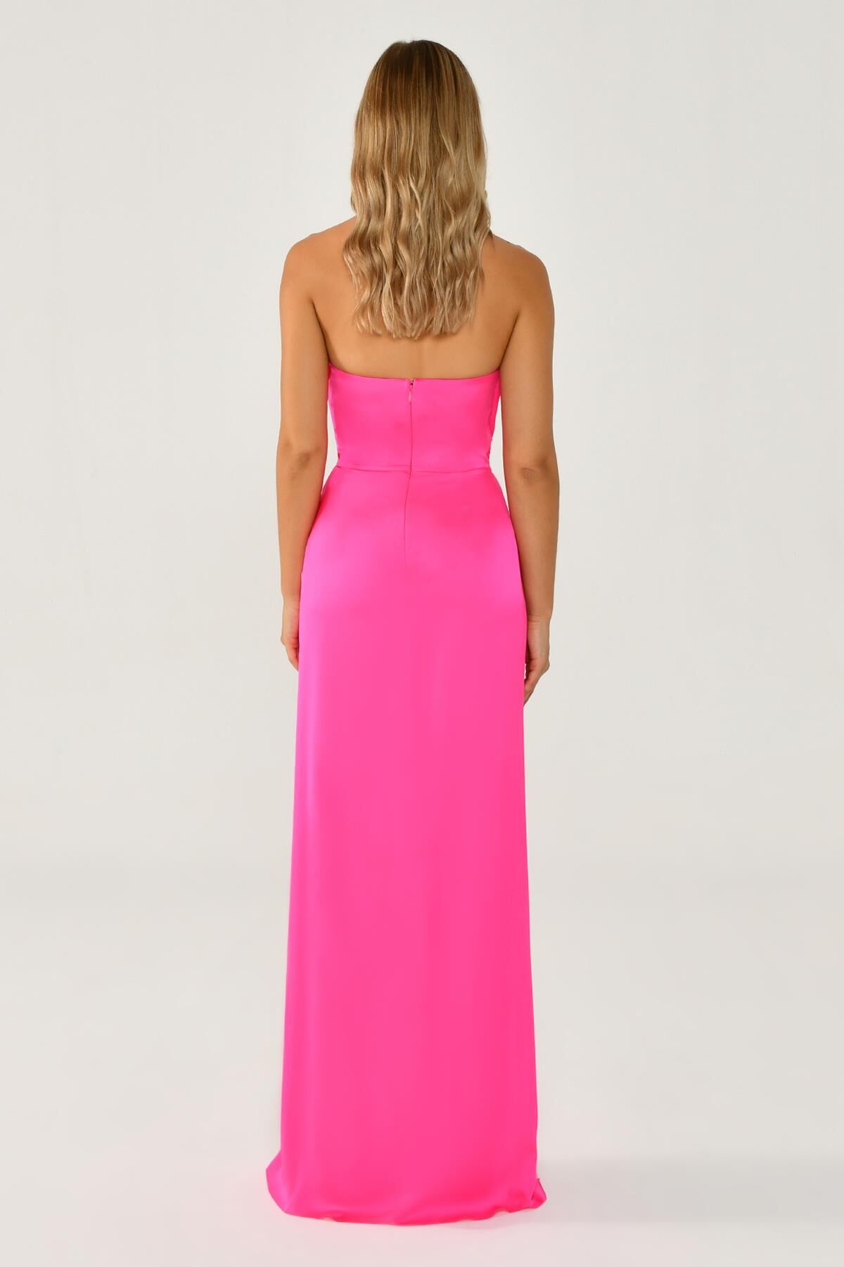 STRAPLEZ SATEN DEGAJE YAKA UZUN YIRTMAÇLI UZUN ABİYE