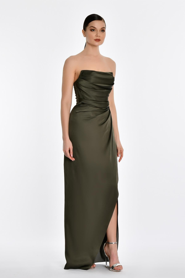 STRAPLEZ SATEN DEGAJE YAKA UZUN YIRTMAÇLI UZUN ABİYE