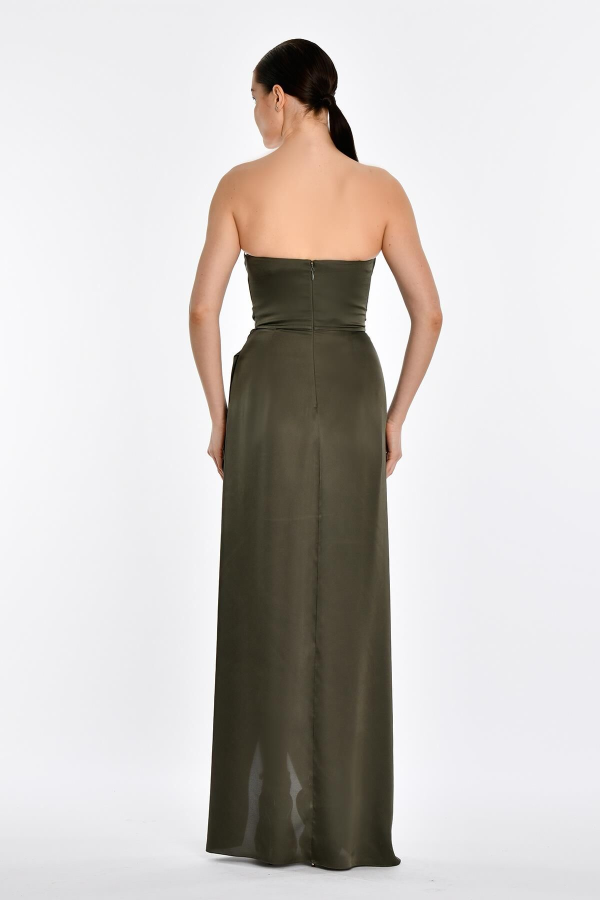 STRAPLEZ SATEN DEGAJE YAKA UZUN YIRTMAÇLI UZUN ABİYE