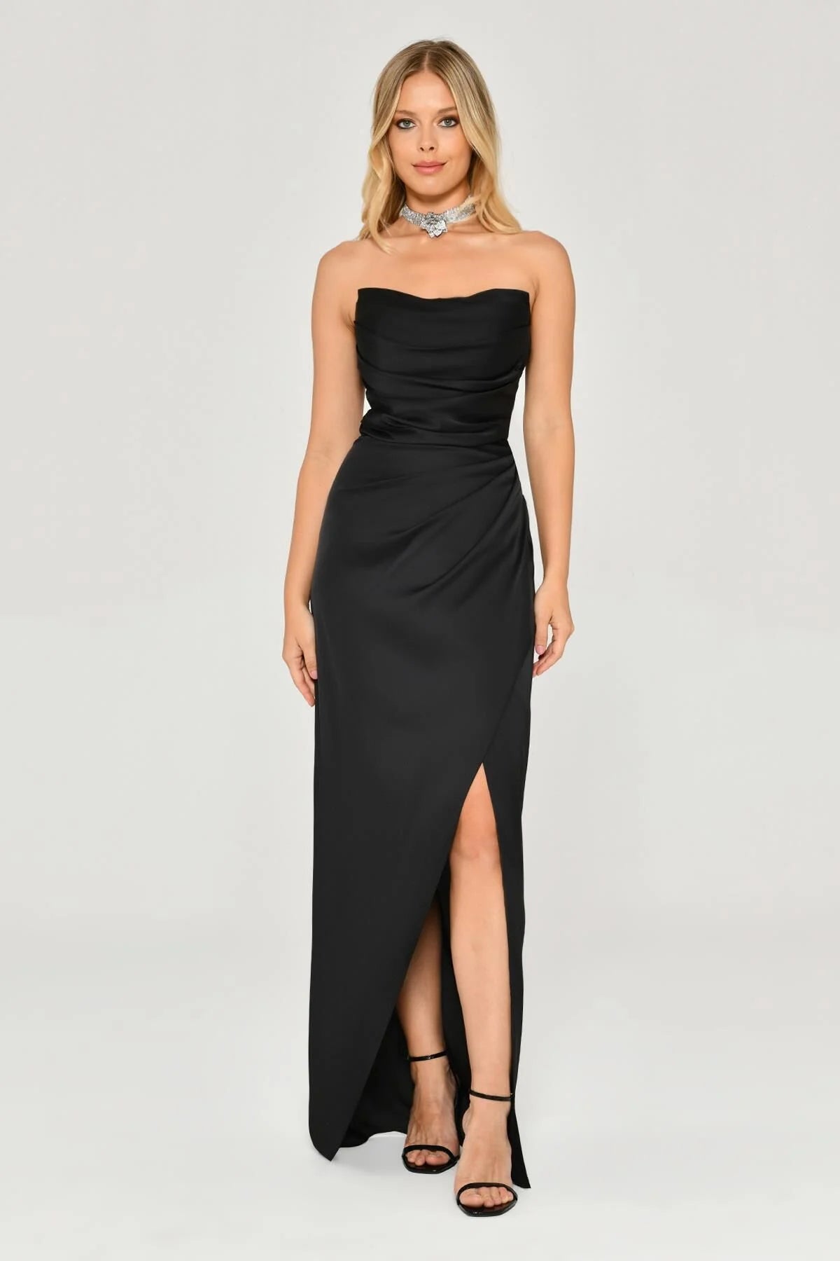 STRAPLEZ SATEN DEGAJE YAKA UZUN YIRTMAÇLI UZUN ABİYE