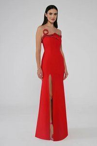 STRAPLEZ ASİMETRİK YAKA TAŞ DETAYLI YIRTMAÇLI UZUN ABİYE