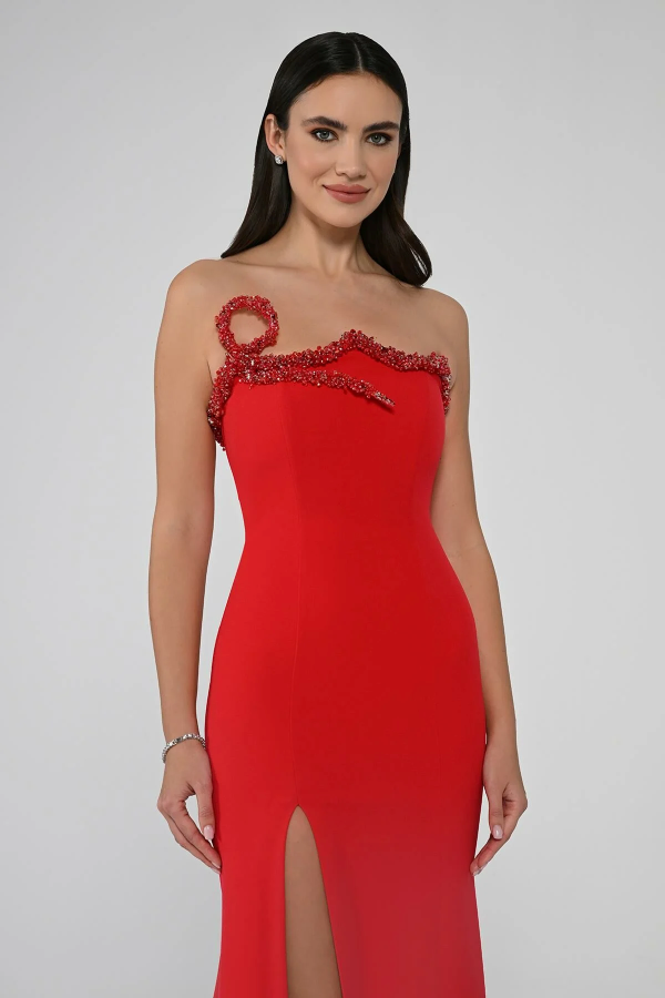 STRAPLEZ ASİMETRİK YAKA TAŞ DETAYLI YIRTMAÇLI UZUN ABİYE