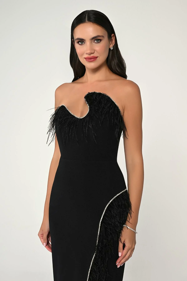 STAPLEZ GÖĞÜS ASİMETRİK KESİM TÜYLÜ TAŞLI KREP UZUN ELBİSE