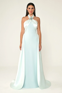 BOYUNDAN GEÇMELİ ÇİÇEK AKSESUARLI KUŞAKLI UZUN ABİYE ELBİSE