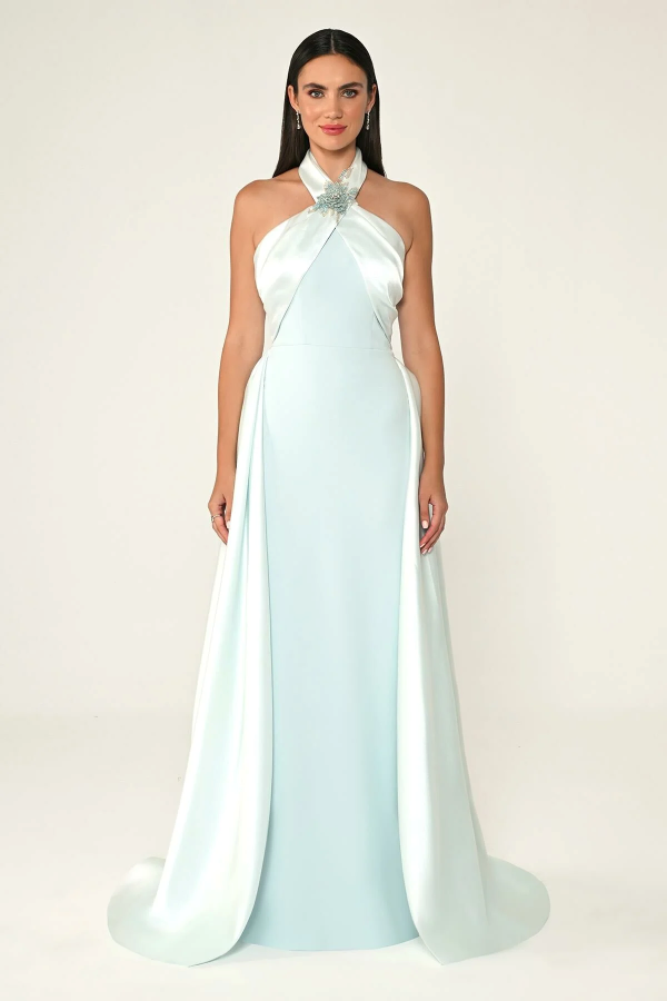 BOYUNDAN GEÇMELİ ÇİÇEK AKSESUARLI KUŞAKLI UZUN ABİYE ELBİSE