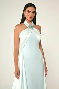 BOYUNDAN GEÇMELİ ÇİÇEK AKSESUARLI KUŞAKLI UZUN ABİYE ELBİSE