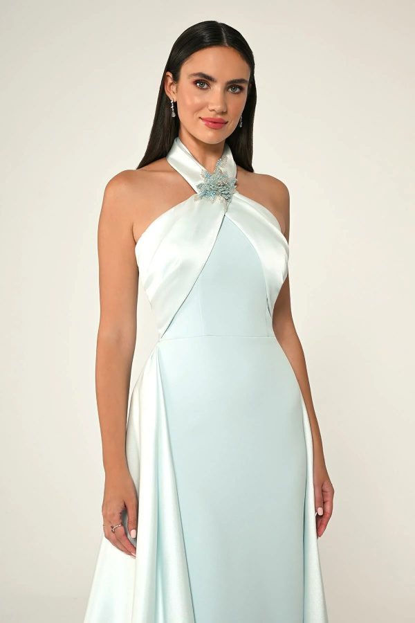 BOYUNDAN GEÇMELİ ÇİÇEK AKSESUARLI KUŞAKLI UZUN ABİYE ELBİSE