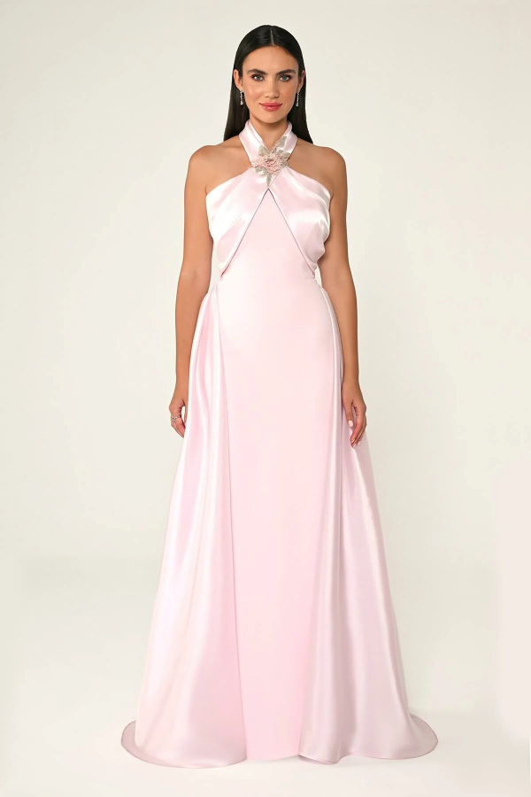 BOYUNDAN GEÇMELİ ÇİÇEK AKSESUARLI KUŞAKLI UZUN ABİYE ELBİSE