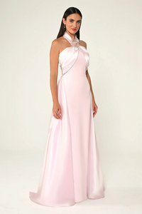 BOYUNDAN GEÇMELİ ÇİÇEK AKSESUARLI KUŞAKLI UZUN ABİYE ELBİSE