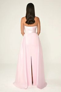 BOYUNDAN GEÇMELİ ÇİÇEK AKSESUARLI KUŞAKLI UZUN ABİYE ELBİSE