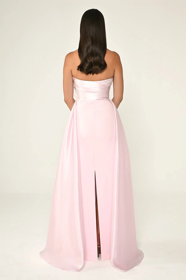 BOYUNDAN GEÇMELİ ÇİÇEK AKSESUARLI KUŞAKLI UZUN ABİYE ELBİSE